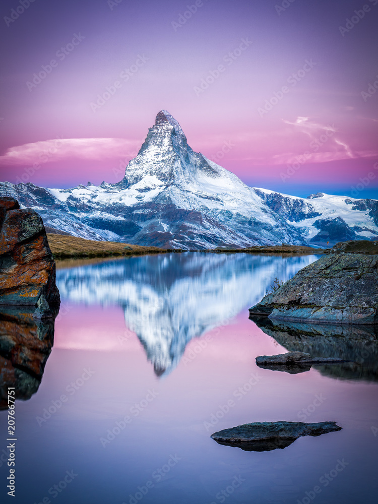 Matterhorn und Stellisee bei Zermatt in der Schweiz - obrazy, fototapety, plakaty 