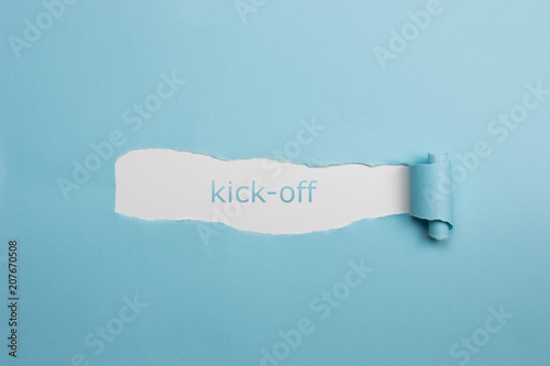 Foto Schrift kick-off auf gerissenen Papier
