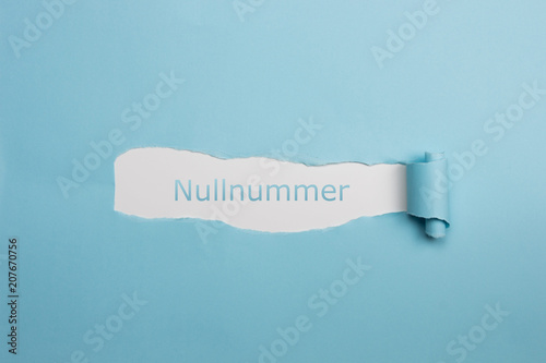 Schrift Nullnummer auf gerissenen Papier