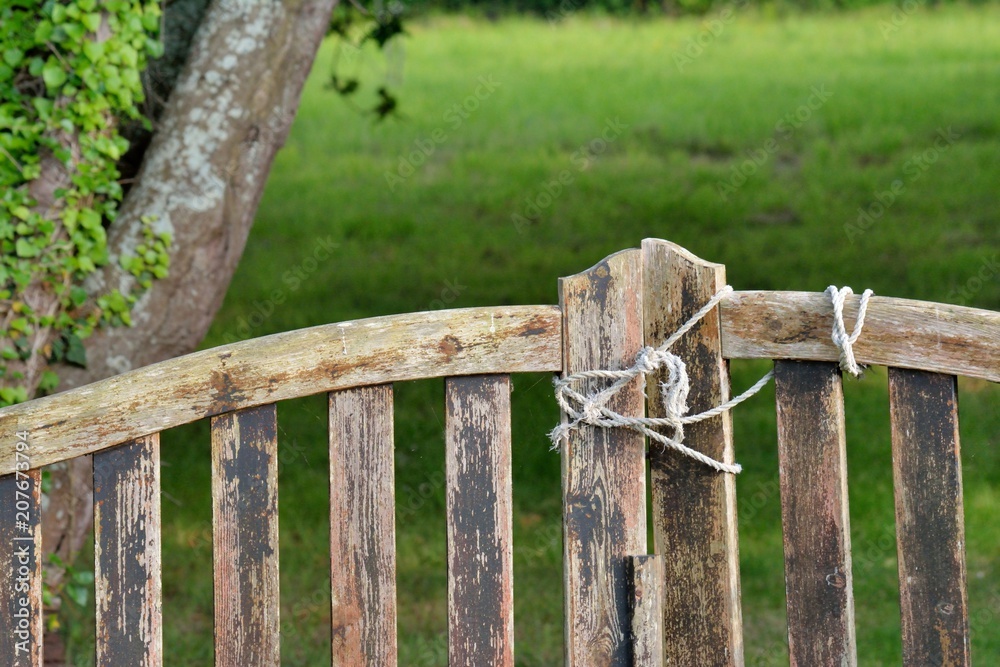 Fototapeta premium Vieux portail en bois fermé par une corde
