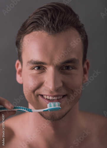 Man cleaning teeth