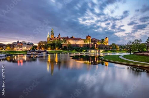 Fototapeta Zamek Królewski na Wawelu w Krakowie, Polska, widziany rano z bulwarów wiślanych