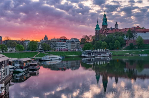Obraz Zamek Królewski na Wawelu w Krakowie, widziany z kolorowych bulwarów wiślanych