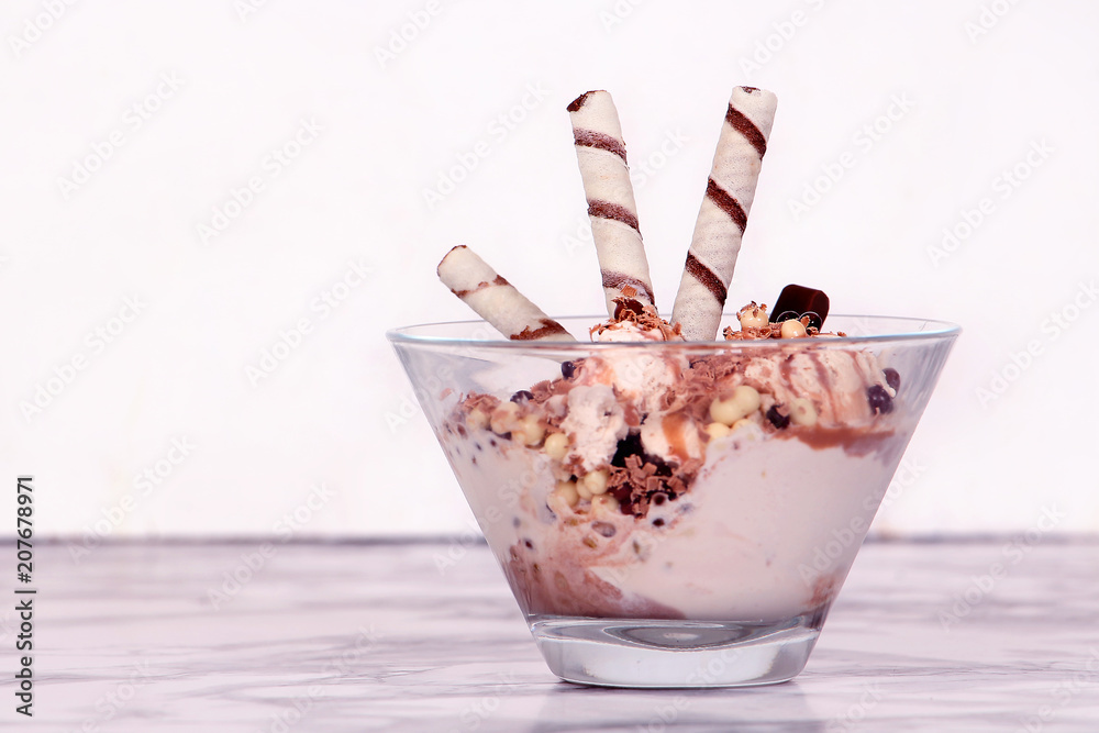 мороженое, крем, летний десерт, вафли с сиропом и шоколадом Stock-Foto ...