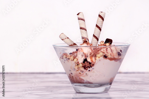 мороженое, крем, летний десерт, вафли с сиропом и шоколадом
