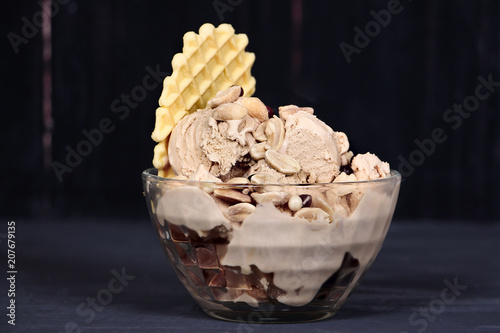 мороженое, крем, летний десерт, вафли с сиропом и шоколадом