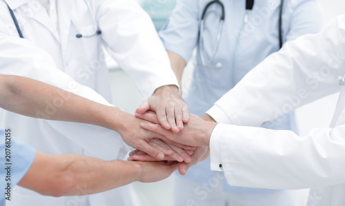 doctors holding hands together at hospital © ASDF