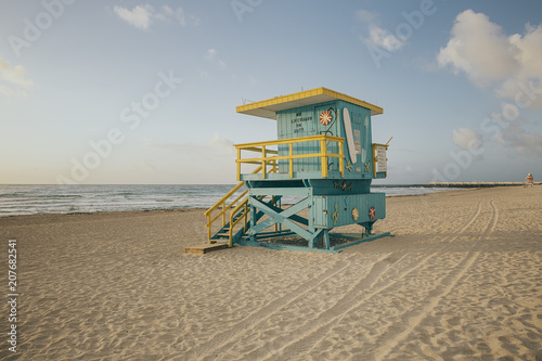 Obraz na plátně Sunrise in South Beach with the sea and a baywatch tower