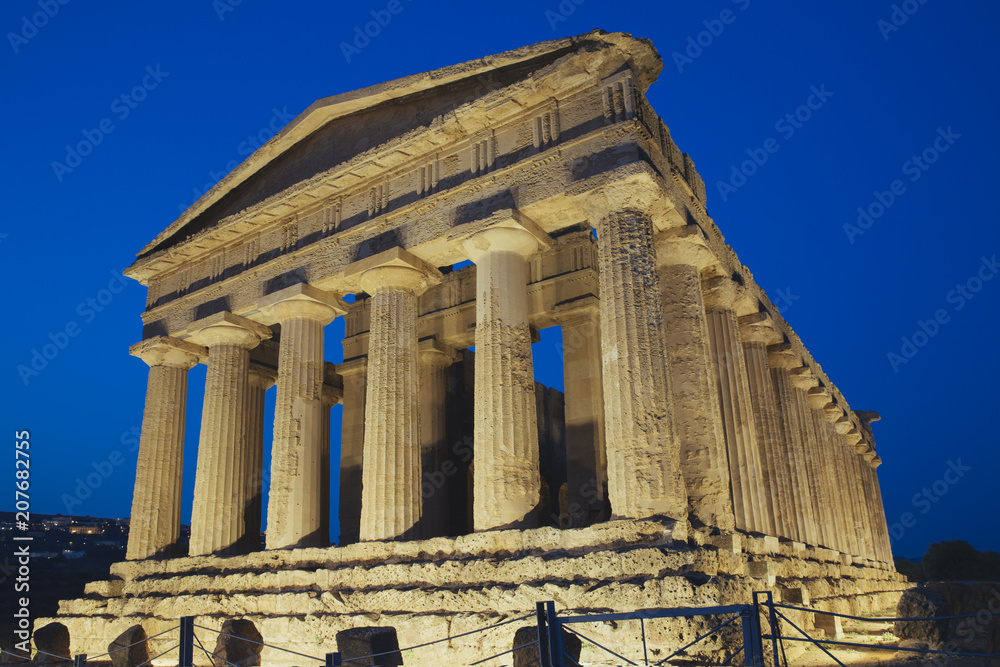Fototapeta premium Agrigento Temple close up at night
