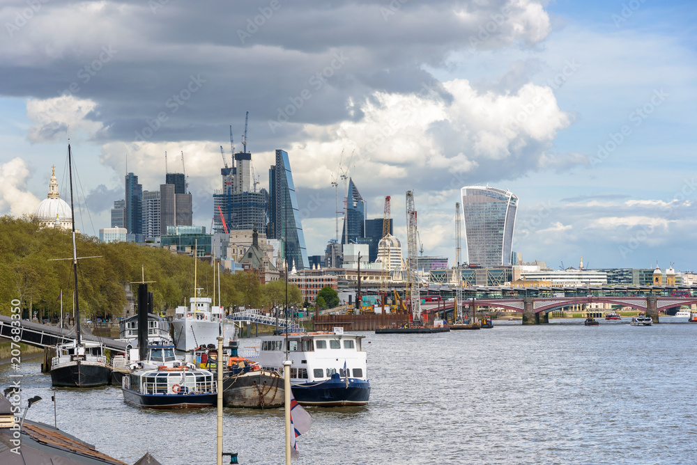 Naklejka premium Thames River and London city skyscrapers
