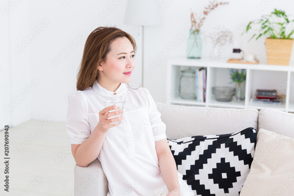 水を飲む女性