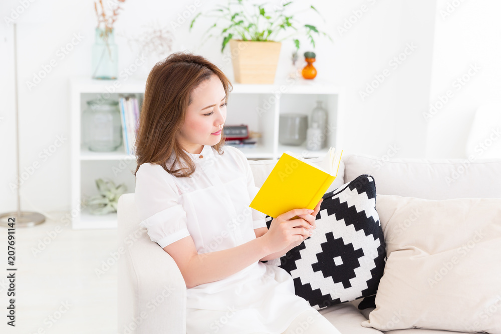 本を読む女性 本を読む女性