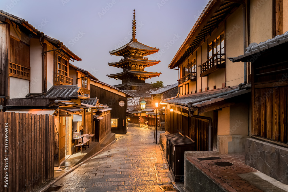 Obraz premium Japońska pagoda i Stary dom w dzień padającego śniegu w prefekturze Kyoto