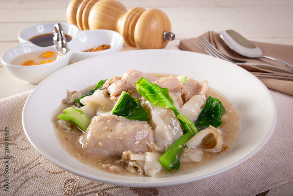 Fried noodle in gravy