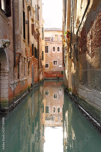 Fototapeta Cichy, pusty kanał w Wenecji we Włoszech