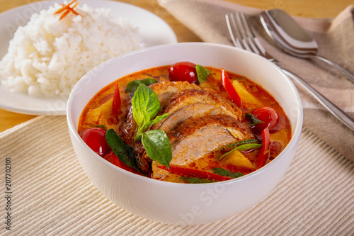 Kaeng Pled Ped Yang (Roasted Duck in Red Curry)