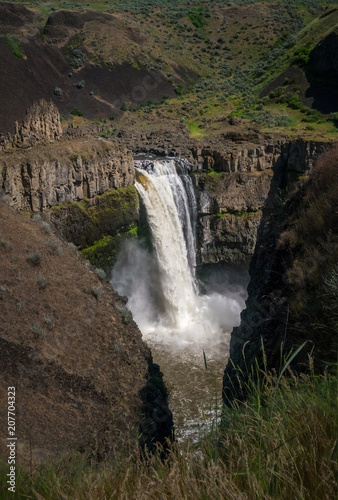 The Palouse Falls  between rocks