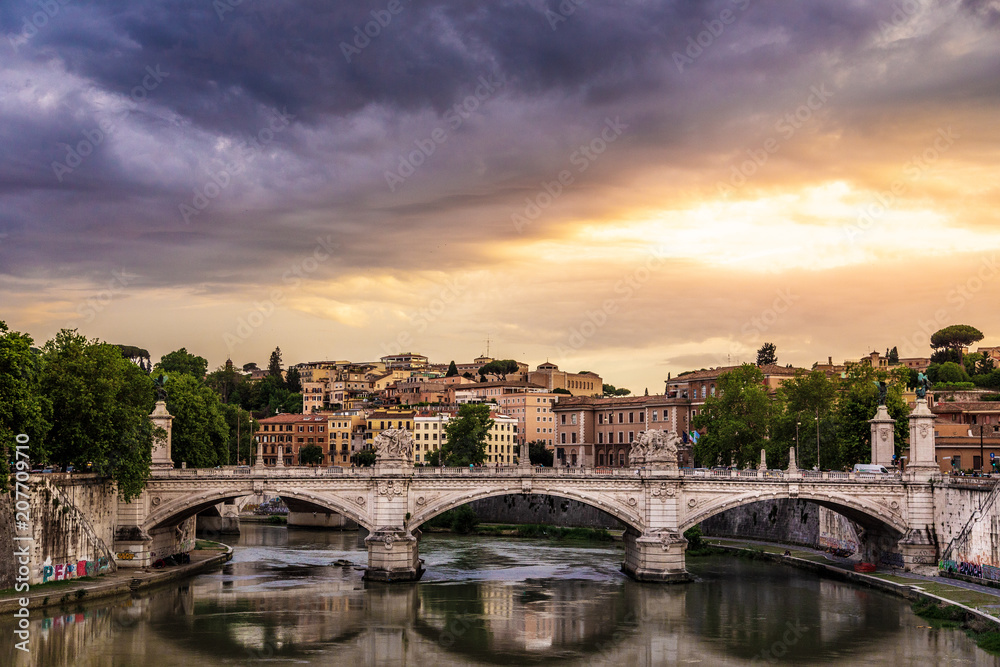 couché de soleil avec vue d'un pont à Rome en Italie