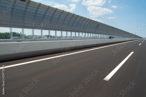 走行中の高速道路の背景イメージ