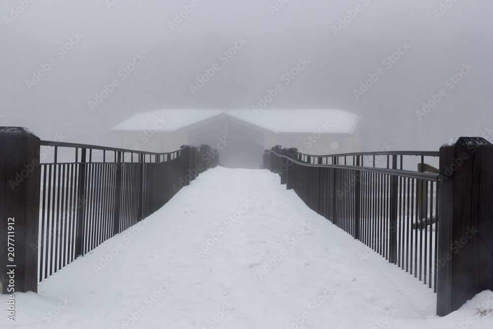 Obraz premium house silhouette in the fog and snow