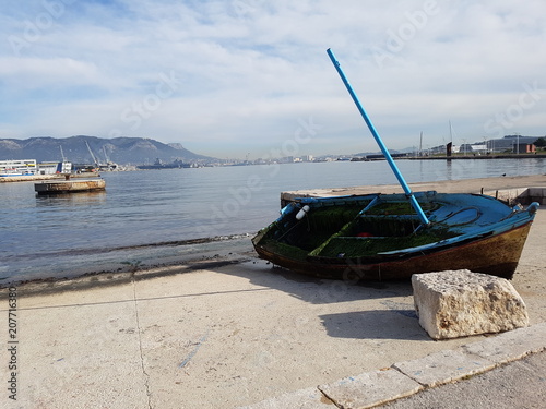 Bateau de pêche échoué
