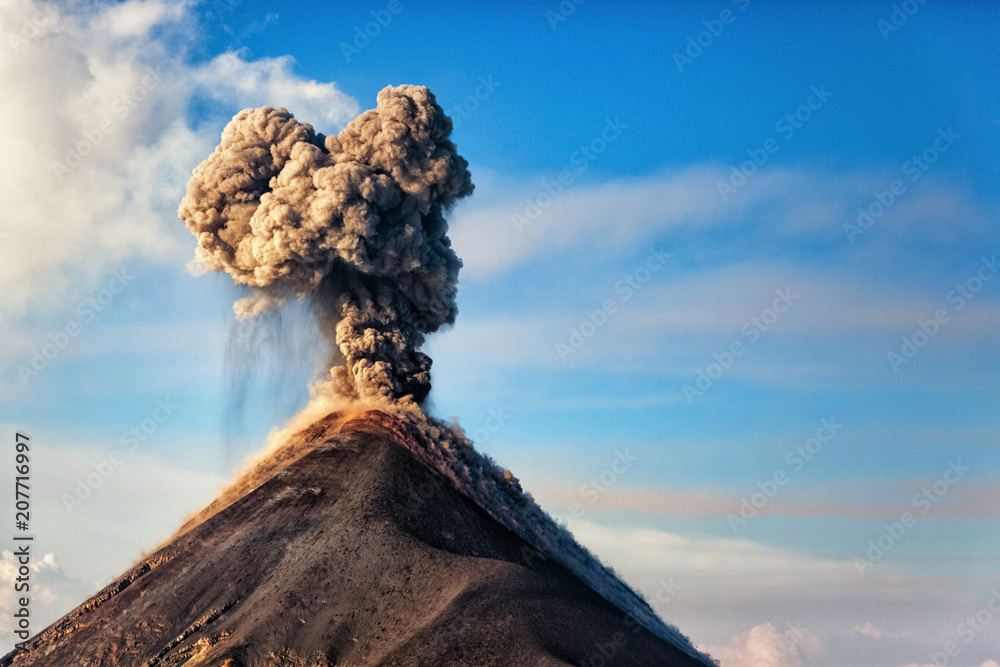 Naklejka premium Fuego, Volcano, Gwatemala, 21.04.2018