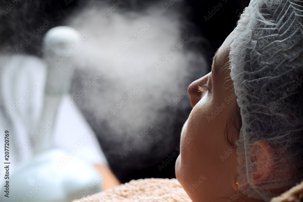 Φωτογραφία Beauty treatment of face skin with ozone facial steamer in spa center