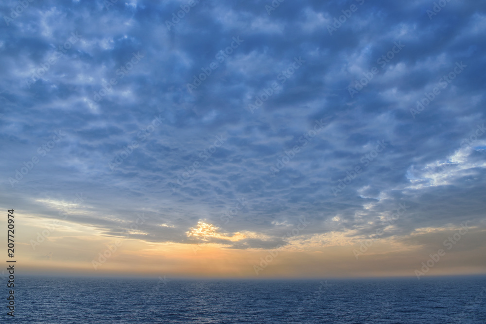 dichte Wolken über dem Meer bei Sonnenuntergang