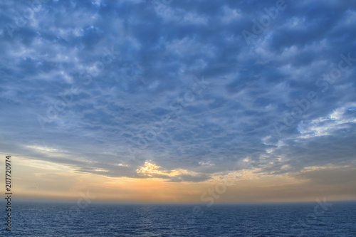 dichte Wolken über dem Meer bei Sonnenuntergang