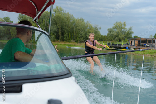 Fotografie girl riding on wakeboarding