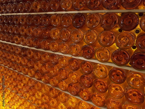 bouteilles de vin dans leur cave à vins