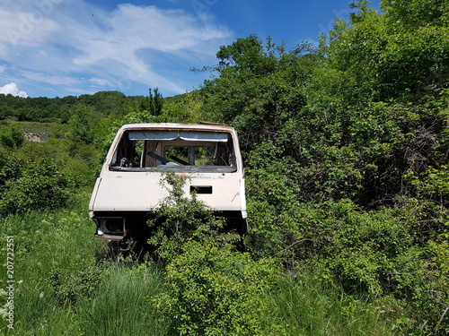 épave de voiture dans la nature en Provence