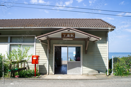 海に一番近い駅の下灘駅の駅舎