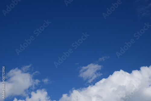 Hintergrund  wei  e Cumulus Wolken vor blauen Himmel