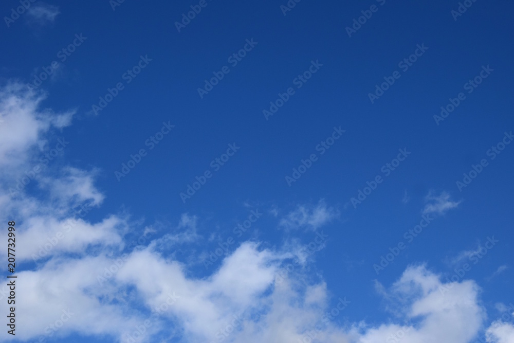 Hintergrund, weiße Cumulus Wolken vor blauen Himmel Hintergrund, weiße Cumulus Wolken vor blauen Himmel
