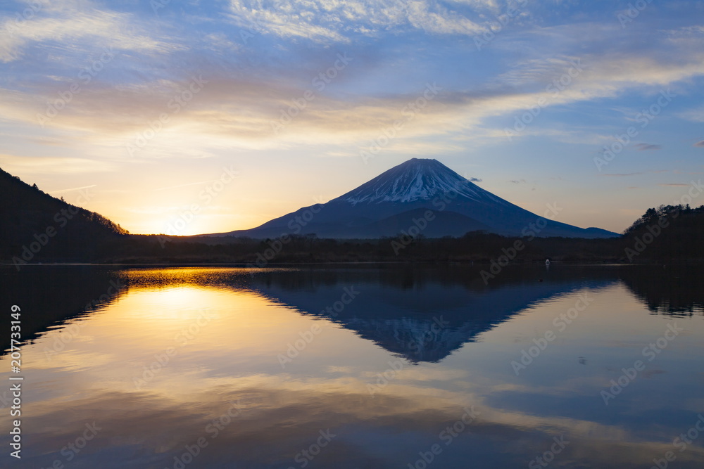 夜明けの富士山、山梨県精進湖にて