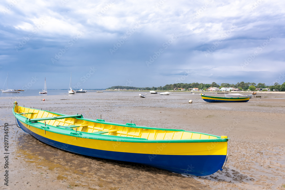 Naklejka premium BASSIN D'ARCACHON (France), une pinasse, bateau traditionnel du Bassin
