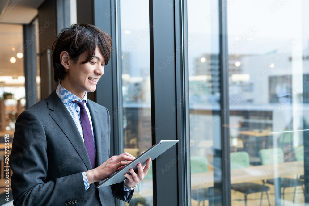 タブレットを持つ男性 タブレットを持つ男性