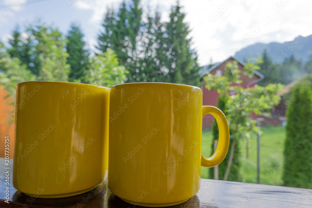 Obraz premium Two Yellow Mugs