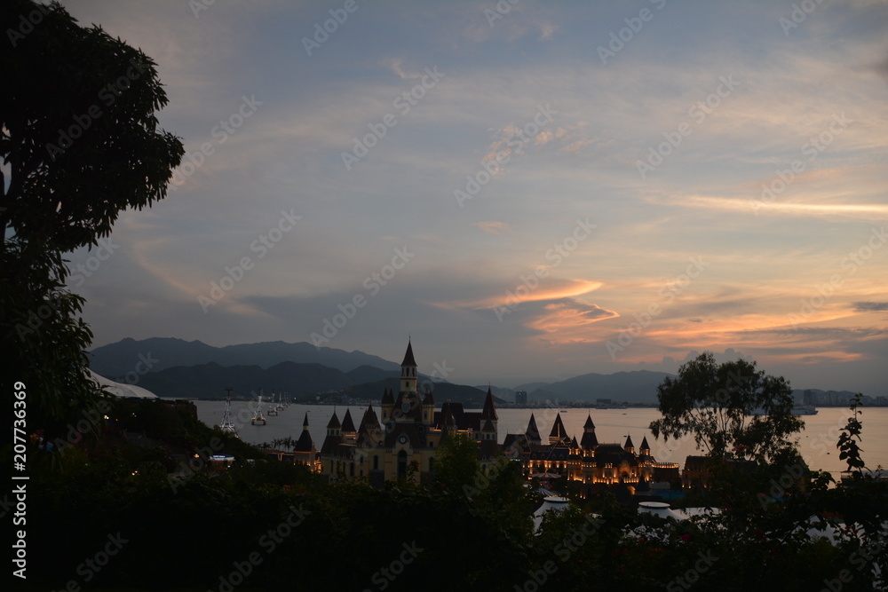 Fototapeta premium sky, sunset, sunrise, clouds, clouds, red, crimson, moon, palm trees, lantern, city, height, reflection, reflection,