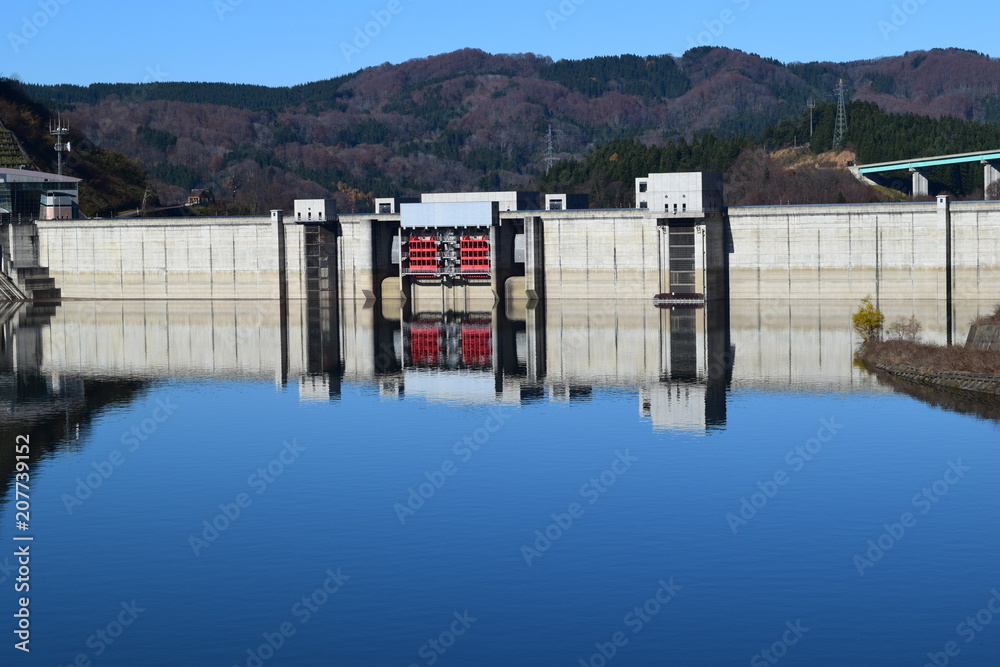 寒河江ダム / 山形県西川町にある、県内最大のダムです。ダムによって形成された人造湖は、月山より名を取って月山湖(がっさんこ)と命名され、財団法人ダム水源地環境整備センターが選定する、ダム湖百選に選ばれています。 寒河江ダム / 山形県西川町にある、県内最大のダムです。ダムによって形成された人造湖は、月山より名を取って月山湖(がっさんこ)と命名され、財団法人ダム水源地環境整備センターが選定する、ダム湖百選に選ばれています。