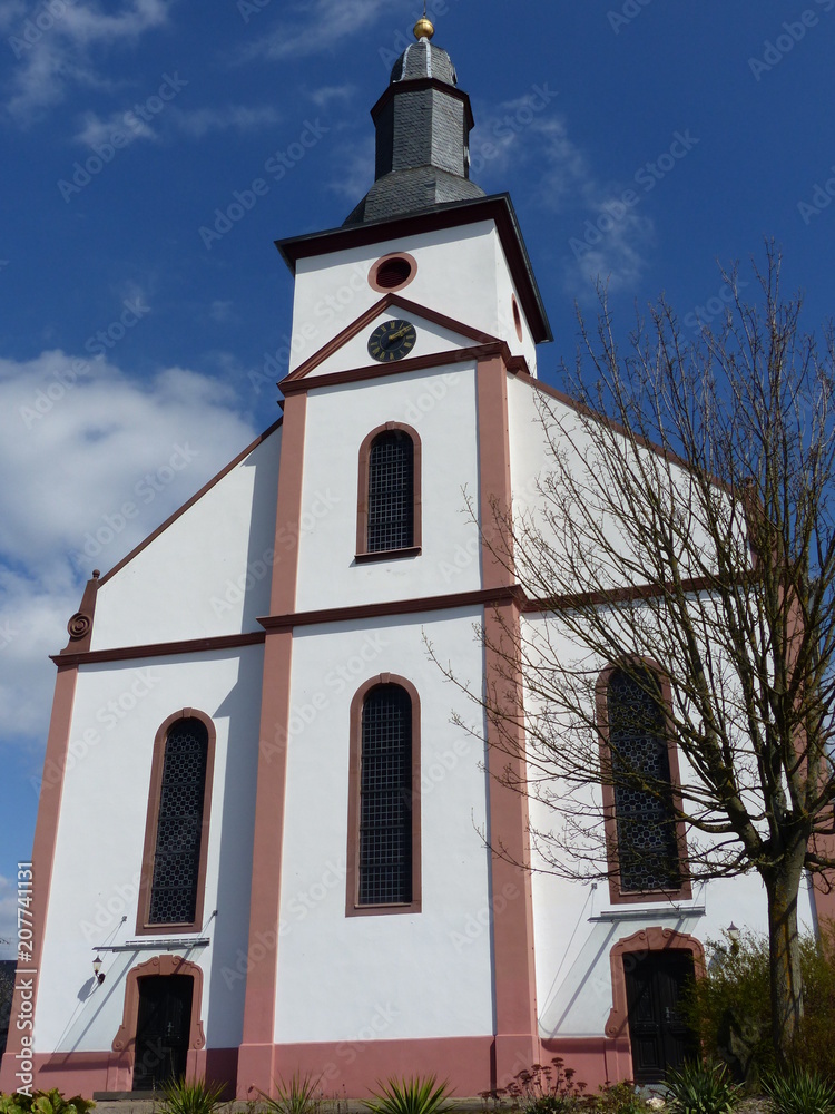 Fototapeta premium Pfarrkirche in Mittelstrimmig / Hunsrück