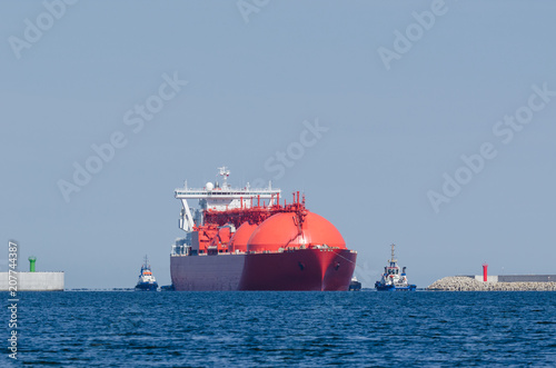 LNG TANKER - Red ship enters the port