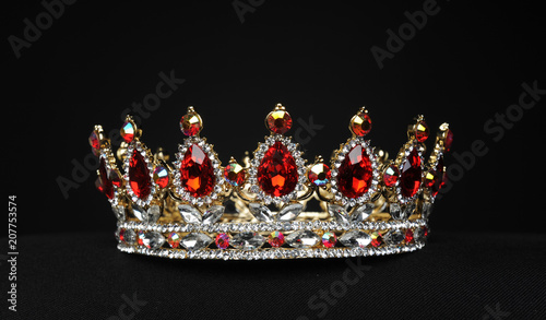 Canvastavla portrait of a beautiful jewelled ruby, diamond and golden crown, photographed on a black studio background