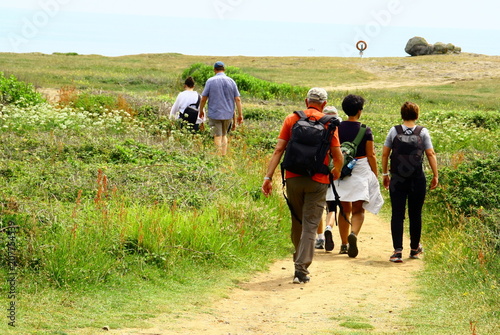 groupe de randonneurs, balade dans les chemins côtiers © Patryssia