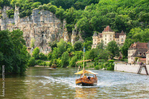 Obraz na płótnie Traditional boat on Dordogne river with the Village of La Roque Gageac in the background. Village located in Dordogne department in France w salonie