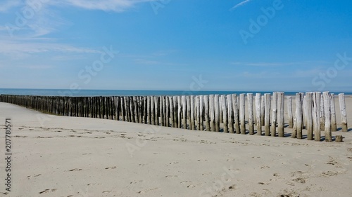 Wellenbrecher aus verwitterten Holzbst  mmen an der Nordsee