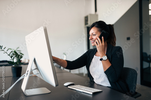 Obraz na plátně Female administrator working on a computer.