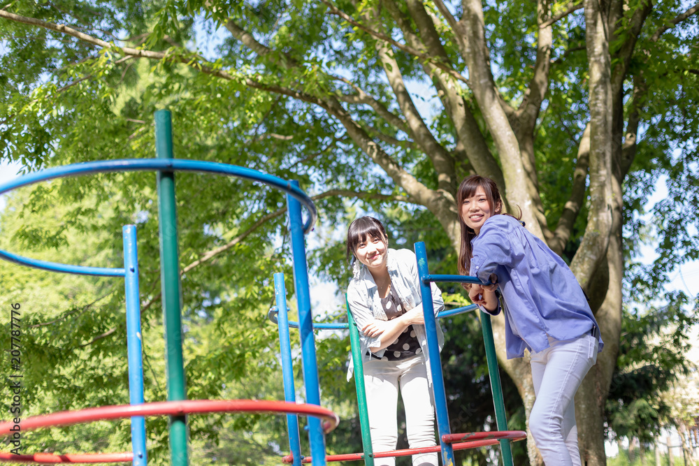 Fototapeta premium 公園イメージ 公園で遊ぶ女の子 アウトドア デート