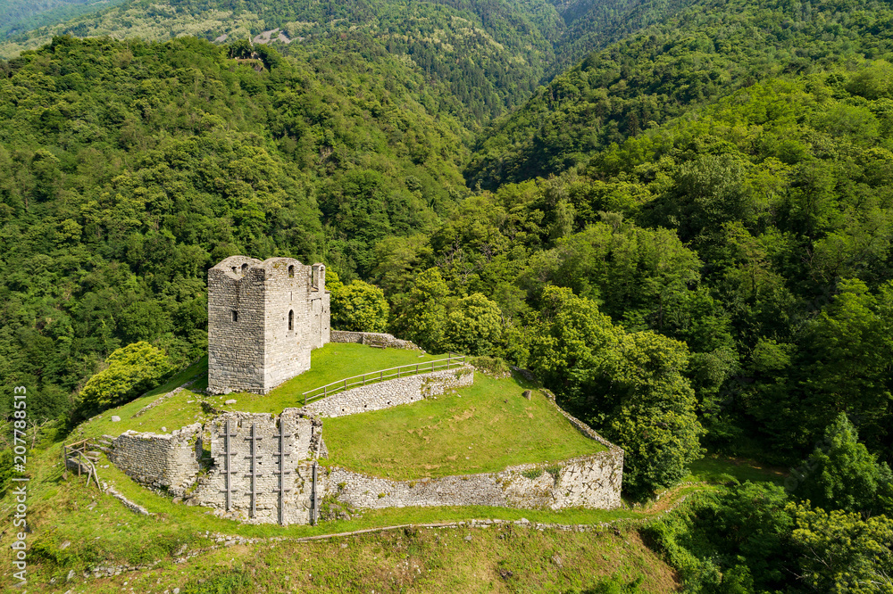 Valtellina (IT) - Costiera dei Cech - Castello di Domofole (1100) - Vista aerea Valtellina (IT) - Costiera dei Cech - Castello di Domofole (1100) - Vista aerea